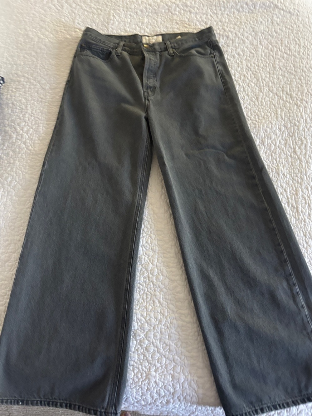 THE GREAT. Wide-Leg Jeans in Charcoal Gray